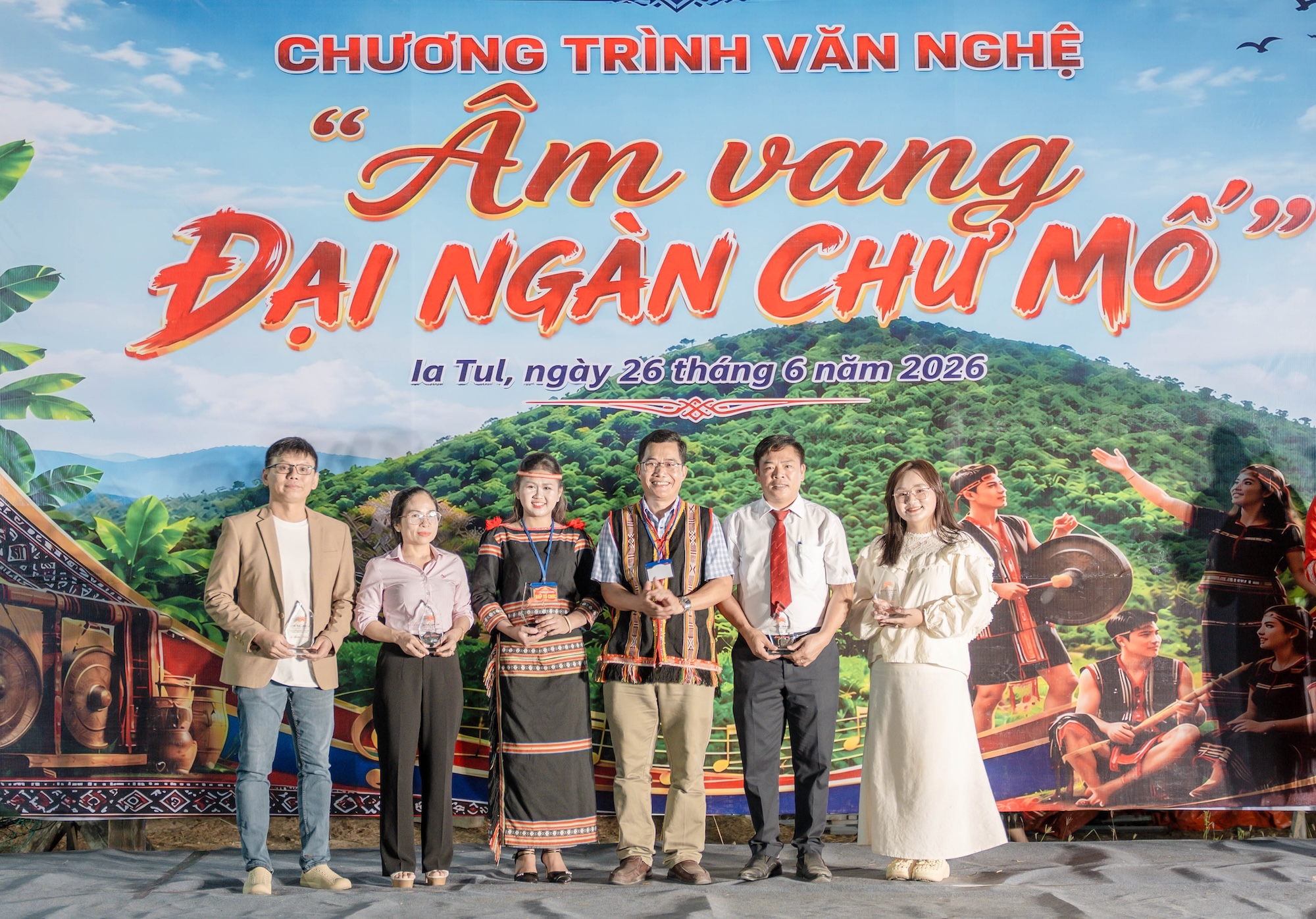 Trao kỷ niệm chương tại chương trình Âm Vang Đại Ngàn Chư Mố