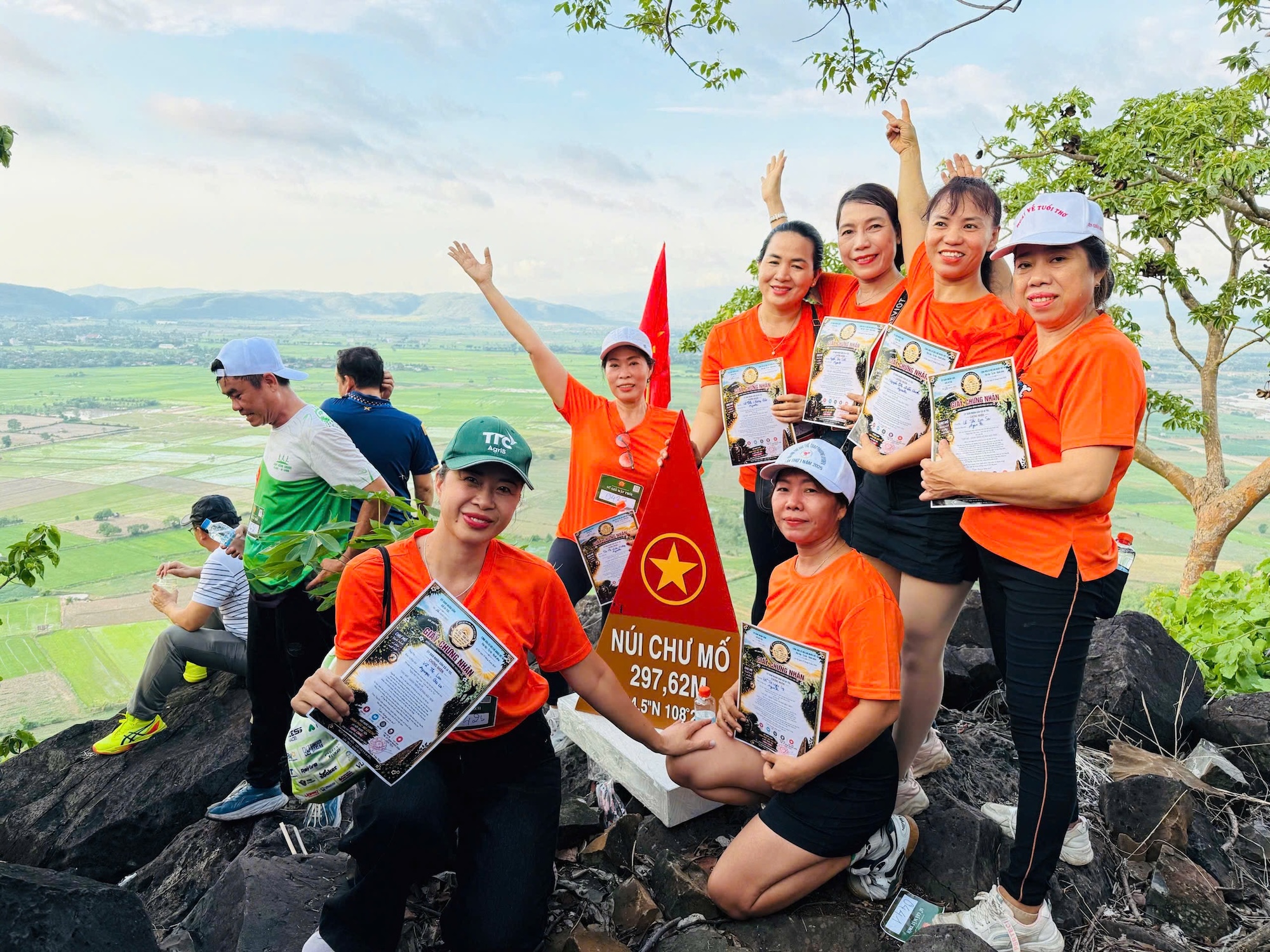 Cột mốc Núi Chư Mố 297,62m