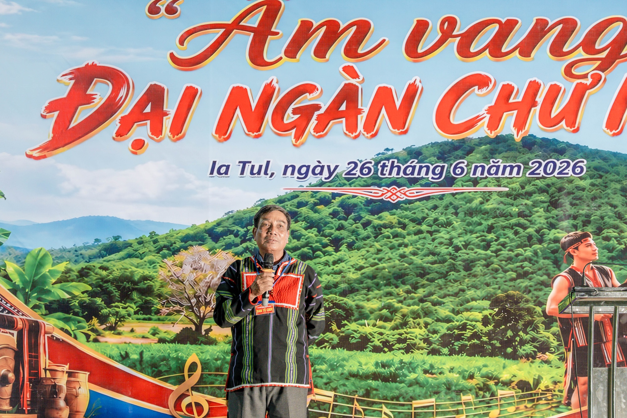 Già làng phát biểu trong đêm hội Ia Tul
