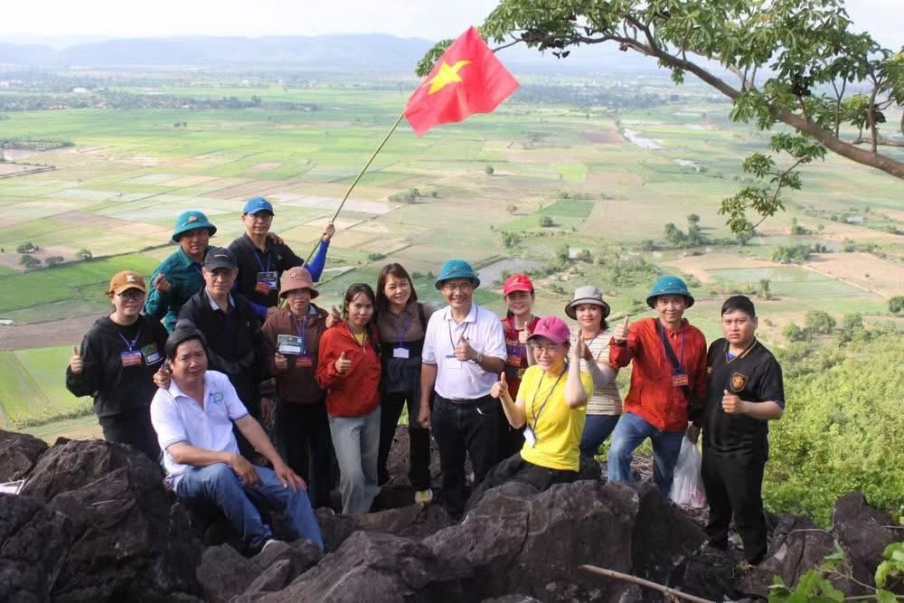 Cờ Tổ quốc tung bay trên đỉnh Chư Mố