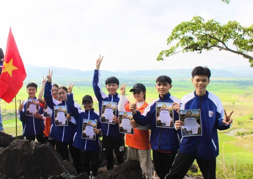 Học sinh nhận Giấy Chứng Nhận Chư Mố