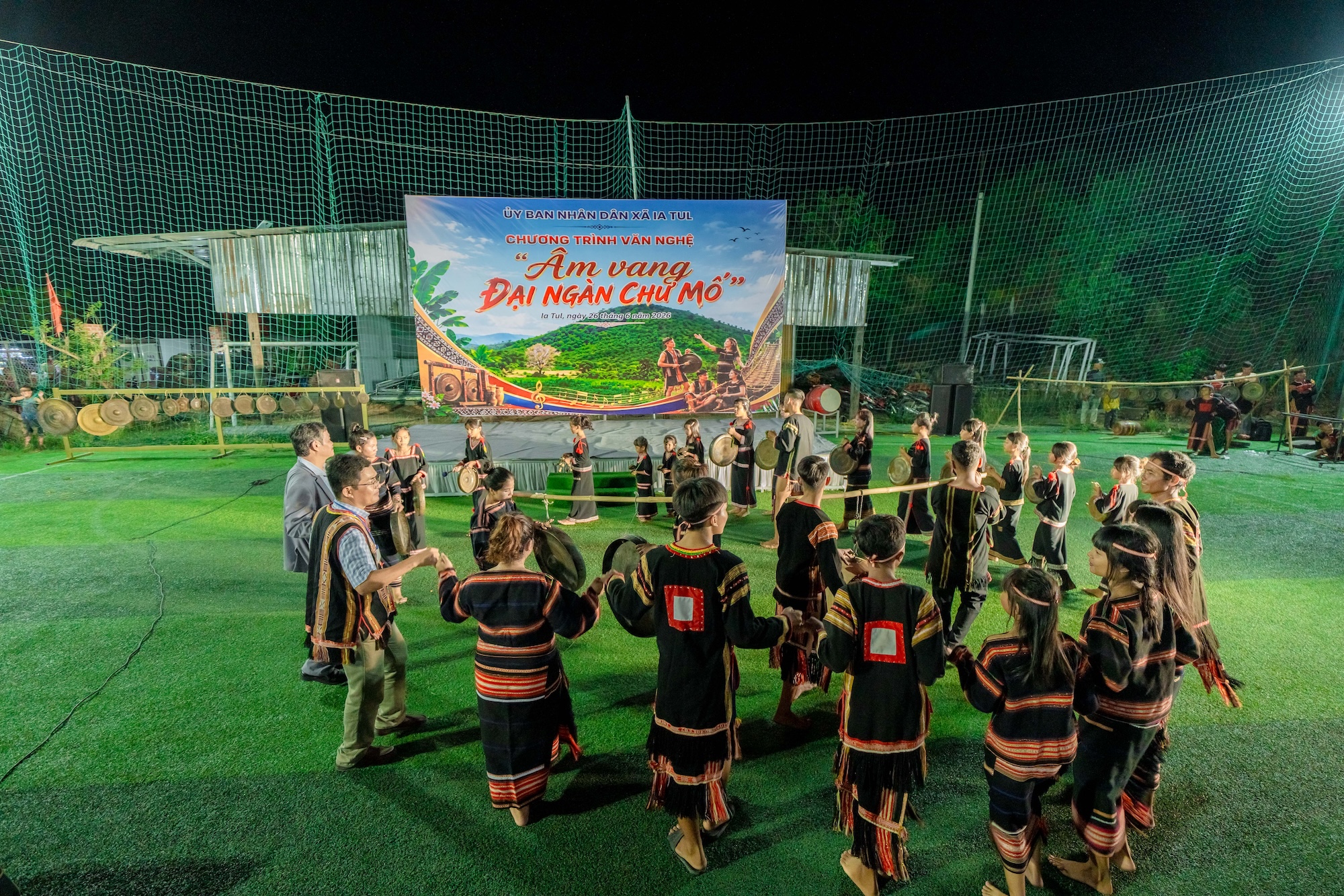 Các em nhỏ và cồng chiêng trong đêm hội